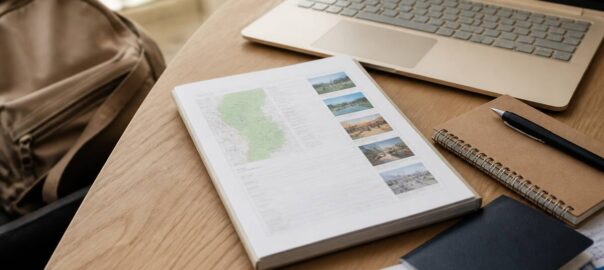 Op een bureau met laptop en reisnotities wordt een vakantie vergeleken en gepland