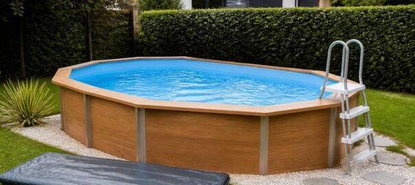 Reële tuin met een zwembad en nette afwerking