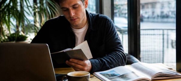 Iemand die vakanties vergelijkt op een laptop in een café